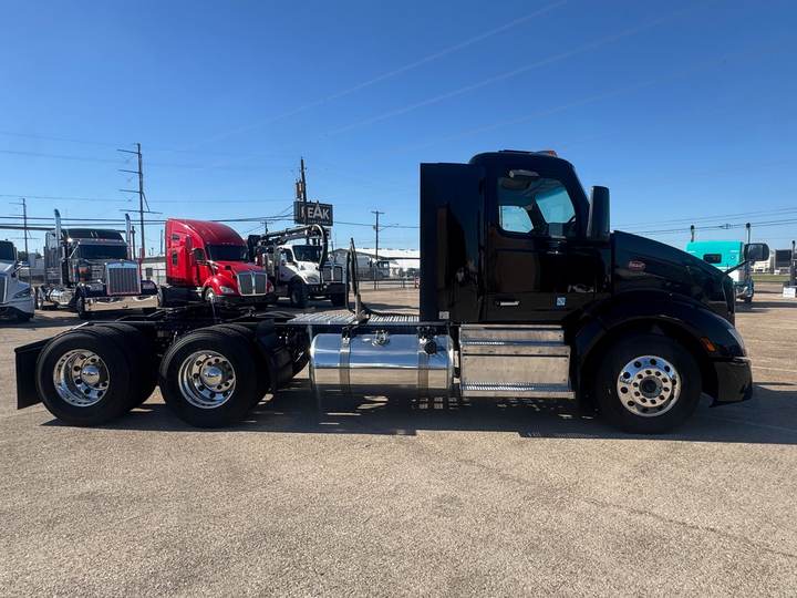 2022 Peterbilt 579 Day Cab, exterior photo 3