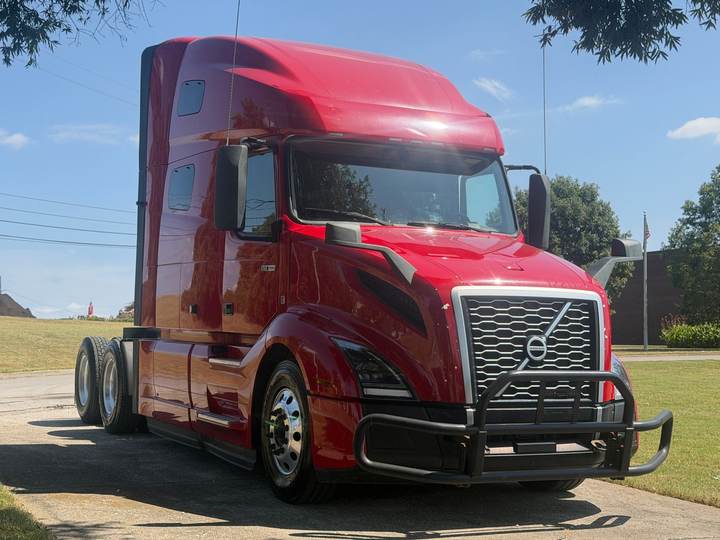 2022 Volvo VNL64T760 76" Raised Roof Sleeper, exterior photo 1