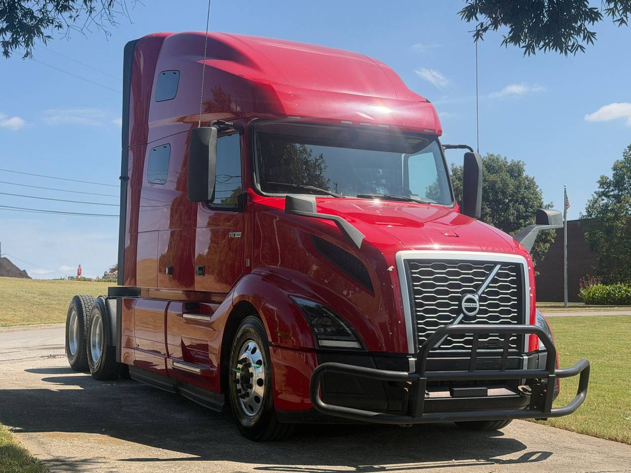 2022 Volvo VNL64T760 76" Raised Roof Sleeper, exterior photo 1