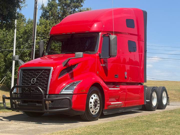 2022 Volvo VNL64T760 76" Raised Roof Sleeper, exterior photo 2