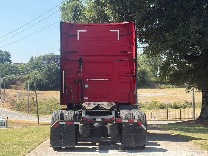 2022 Volvo VNL64T760 76" Raised Roof Sleeper, exterior photo 3
