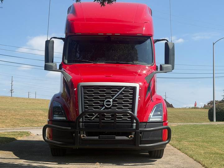 2022 Volvo VNL64T760 76" Raised Roof Sleeper, exterior photo 4