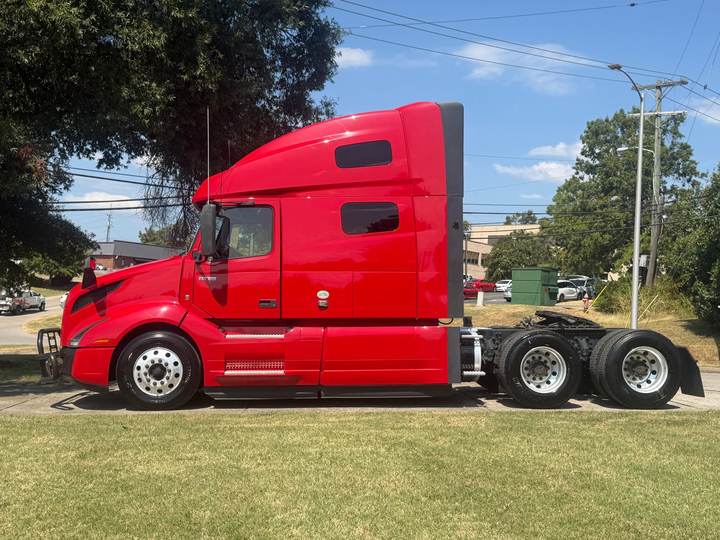 2022 Volvo VNL64T760 76" Raised Roof Sleeper, exterior photo 5
