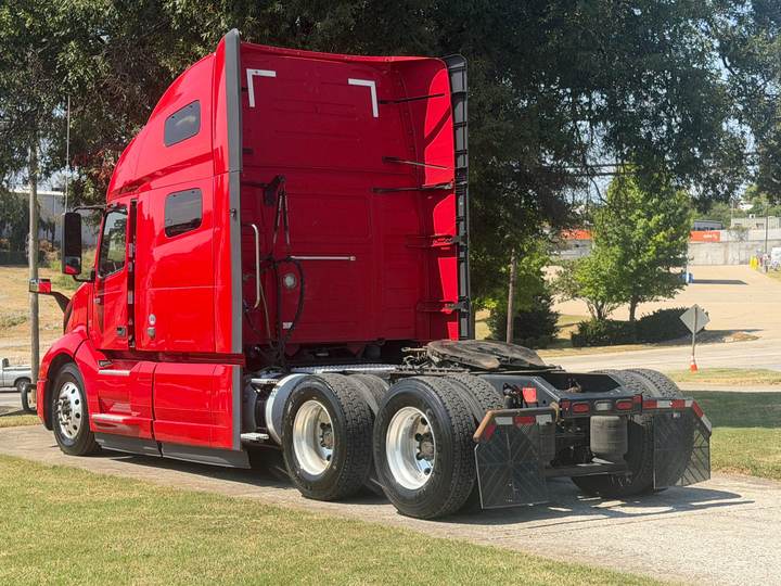 2022 Volvo VNL64T760 76" Raised Roof Sleeper, exterior photo 6