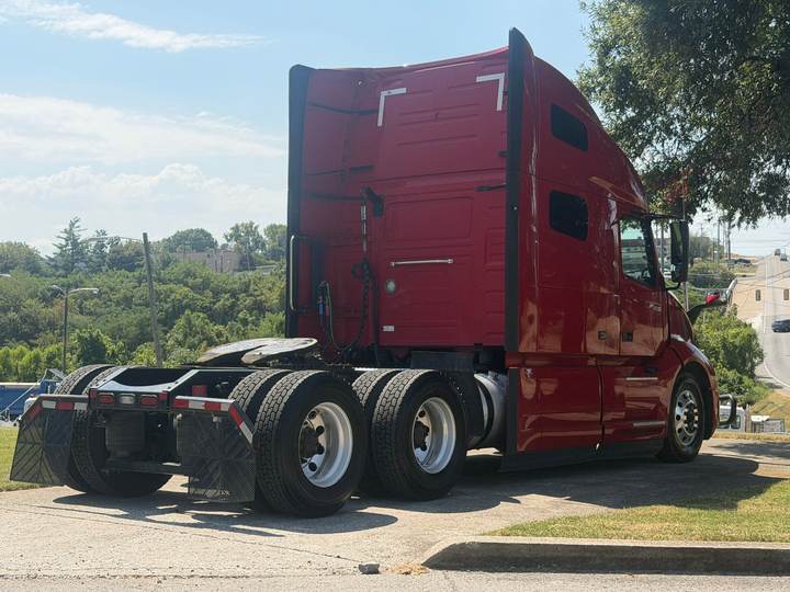 2022 Volvo VNL64T760 76" Raised Roof Sleeper, exterior photo 7
