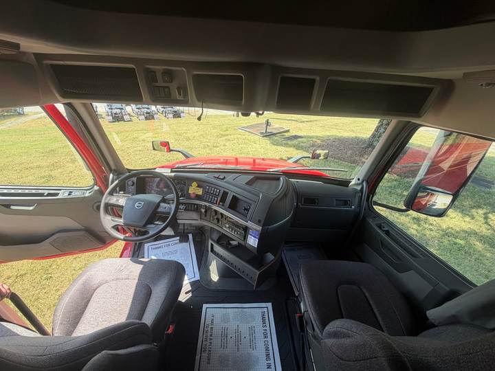 2022 Volvo VNL64T760 76" Raised Roof Sleeper, interior photo 8
