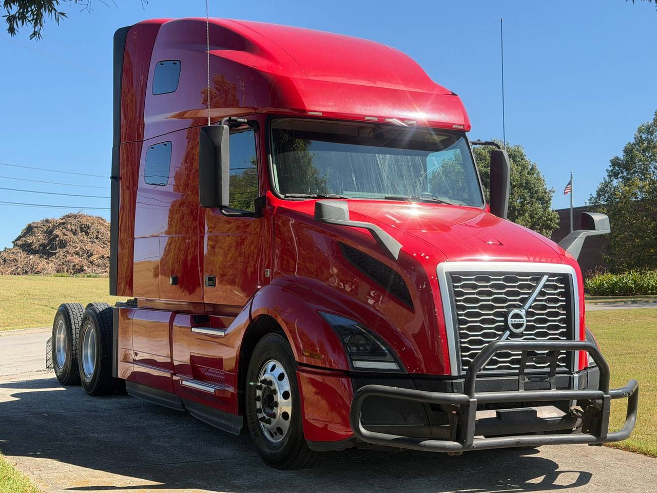 2022 Volvo VNL64T760 76" Raised Roof Sleeper, exterior photo 1