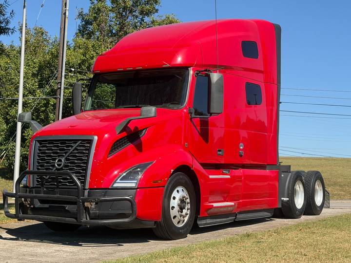 2022 Volvo VNL64T760 76" Raised Roof Sleeper, exterior photo 2