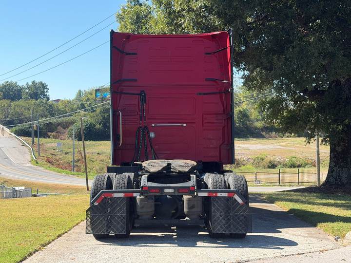 2022 Volvo VNL64T760 76" Raised Roof Sleeper, exterior photo 3