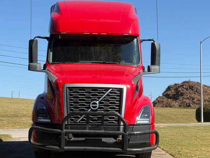 2022 Volvo VNL64T760 76" Raised Roof Sleeper, exterior photo 4