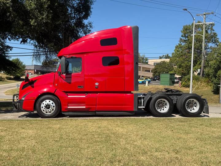 2022 Volvo VNL64T760 76" Raised Roof Sleeper, exterior photo 5
