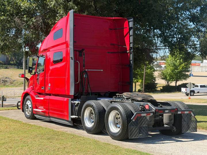2022 Volvo VNL64T760 76" Raised Roof Sleeper, exterior photo 6