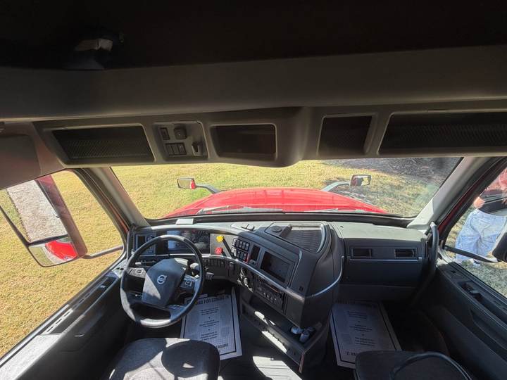 2022 Volvo VNL64T760 76" Raised Roof Sleeper, interior photo 7
