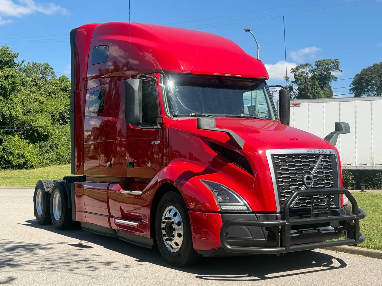 2022 Volvo VNL64T760 76" Raised Roof Sleeper, exterior photo 1