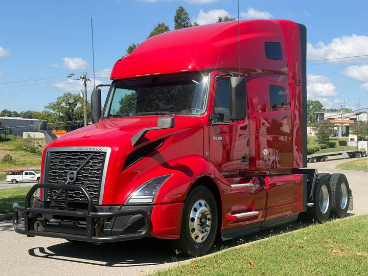 2022 Volvo VNL64T760 76" Raised Roof Sleeper, exterior photo 2