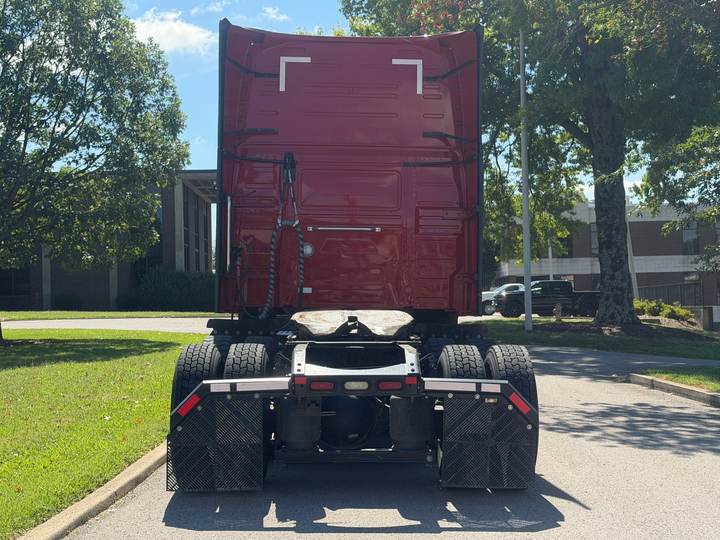 2022 Volvo VNL64T760 76" Raised Roof Sleeper, exterior photo 3