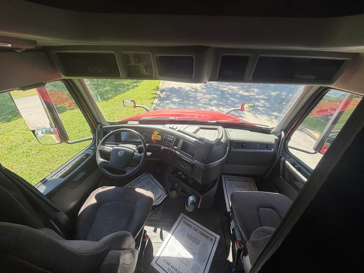 2022 Volvo VNL64T760 76" Raised Roof Sleeper, interior photo 4