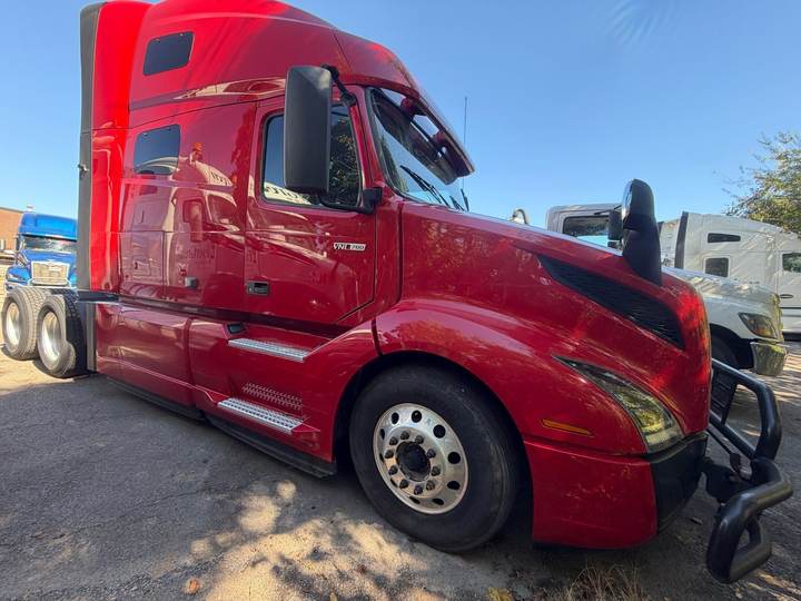 2022 Volvo VNL64T760 76" Raised Roof Sleeper, exterior photo 1