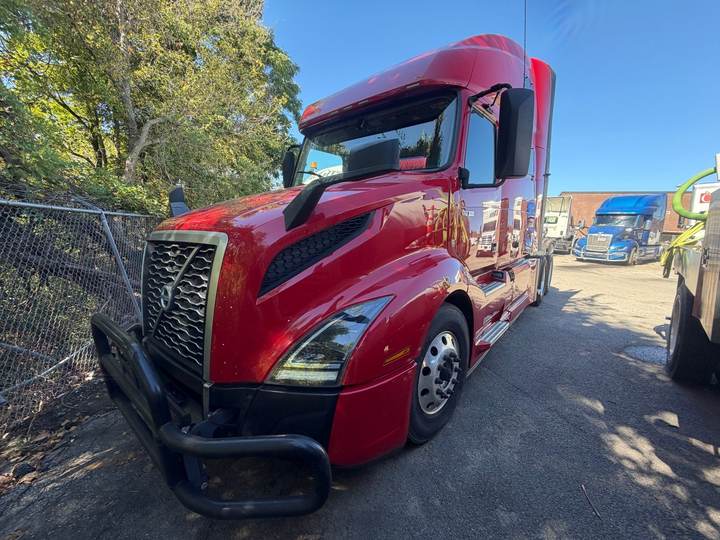 2022 Volvo VNL64T760 76" Raised Roof Sleeper, exterior photo 2