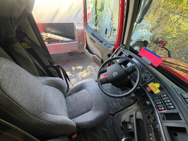 2022 Volvo VNL64T760 76" Raised Roof Sleeper, interior photo 3