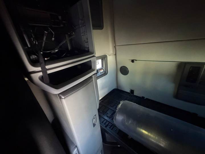 2022 Volvo VNL64T760 76" Raised Roof Sleeper, interior photo 4
