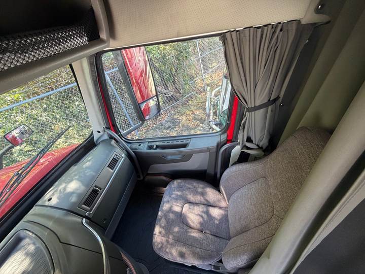 2022 Volvo VNL64T760 76" Raised Roof Sleeper, interior photo 5