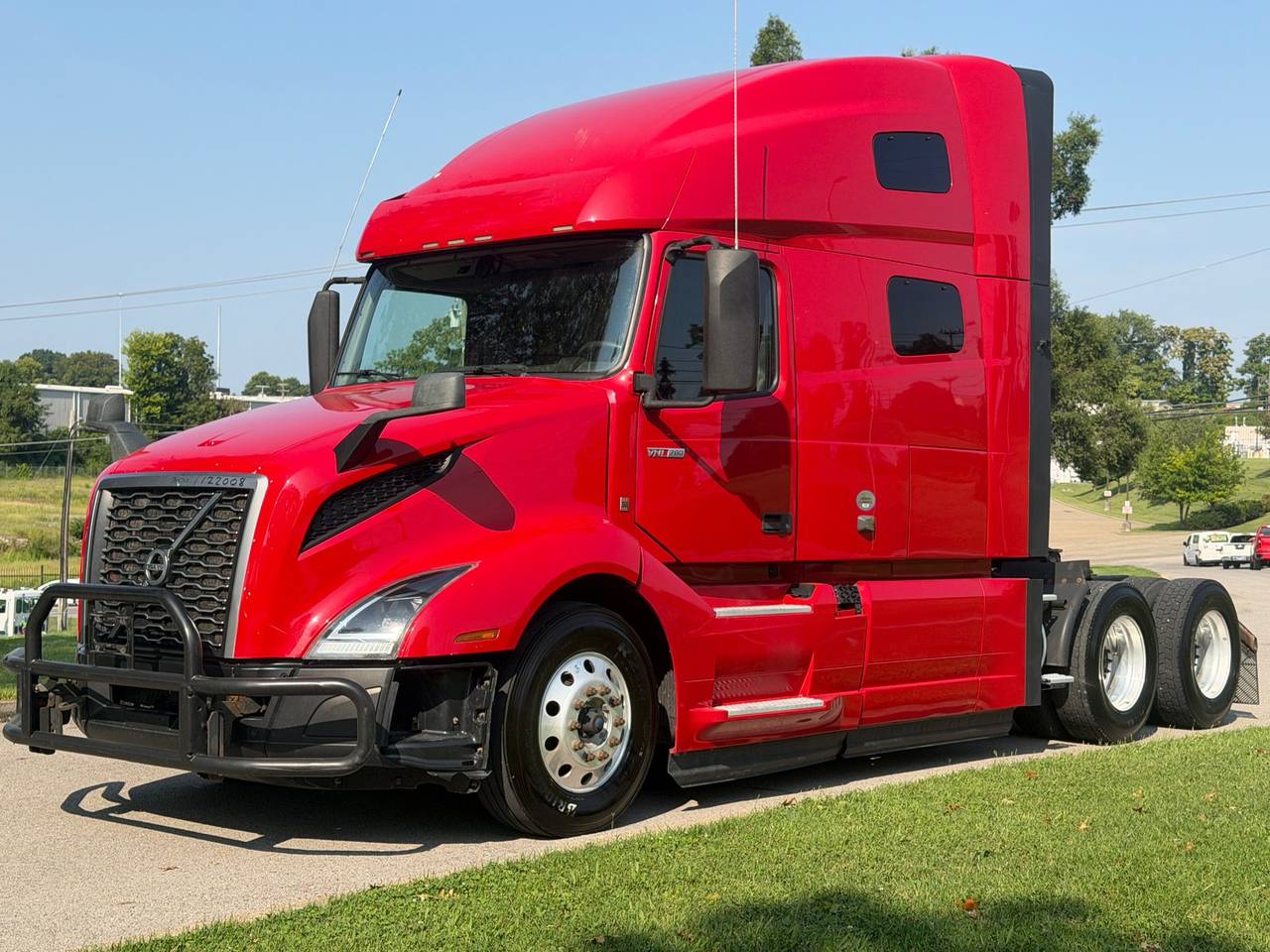 2022 Volvo VNL64T760 76" Raised Roof Sleeper, exterior photo 1