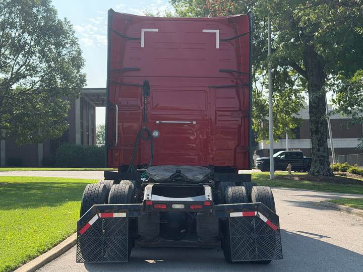 2022 Volvo VNL64T760 76" Raised Roof Sleeper, exterior photo 2