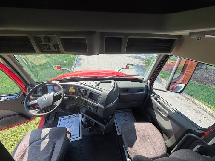 2022 Volvo VNL64T760 76" Raised Roof Sleeper, interior photo 3