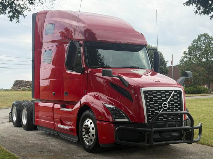 2022 Volvo VNL64T760 76" Raised Roof Sleeper, exterior photo 1