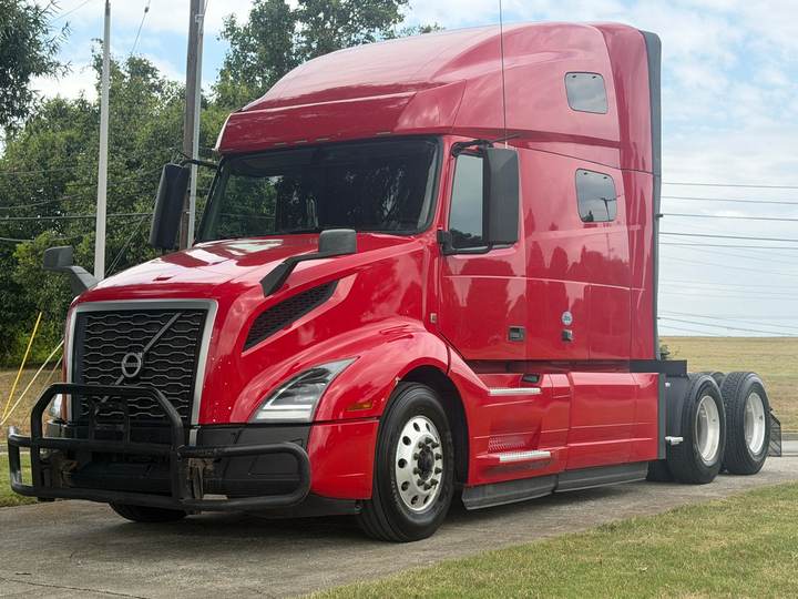 2022 Volvo VNL64T760 76" Raised Roof Sleeper, exterior photo 2