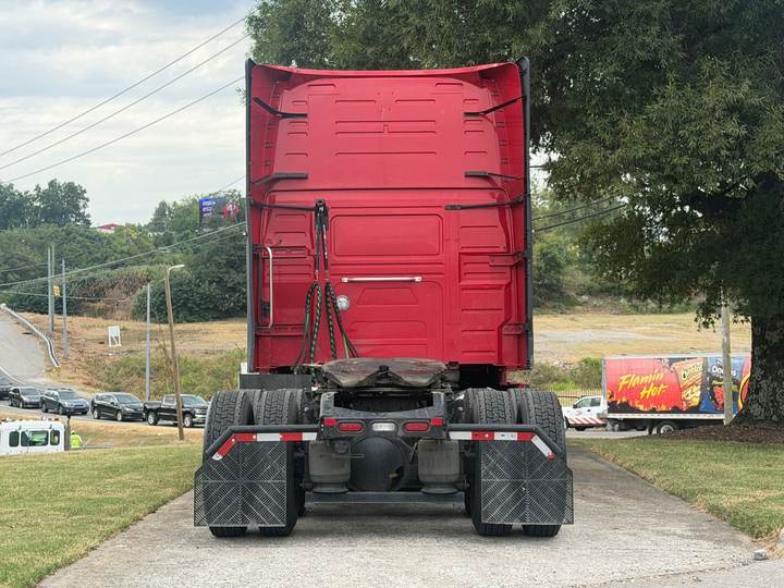 2022 Volvo VNL64T760 76" Raised Roof Sleeper, exterior photo 3