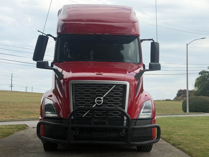 2022 Volvo VNL64T760 76" Raised Roof Sleeper, exterior photo 4