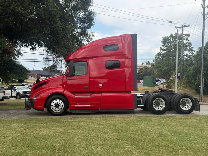 2022 Volvo VNL64T760 76" Raised Roof Sleeper, exterior photo 5