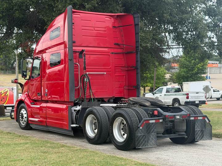 2022 Volvo VNL64T760 76" Raised Roof Sleeper, exterior photo 6