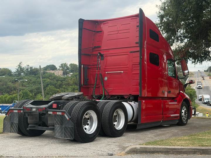 2022 Volvo VNL64T760 76" Raised Roof Sleeper, exterior photo 7