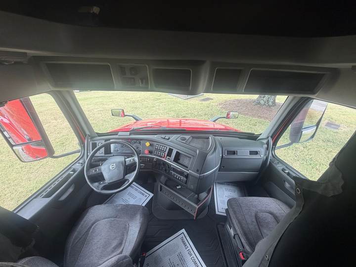 2022 Volvo VNL64T760 76" Raised Roof Sleeper, interior photo 8