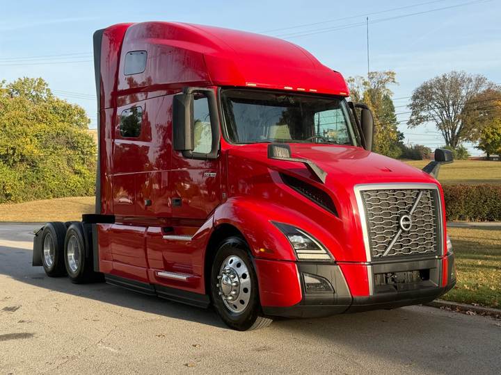 2022 Volvo VNL64T760 Sleeper, exterior photo 1