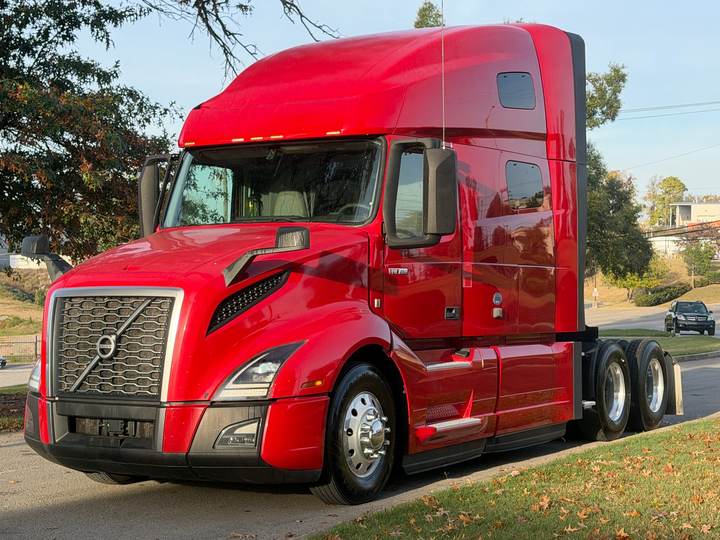 2022 Volvo VNL64T760 Sleeper, exterior photo 2
