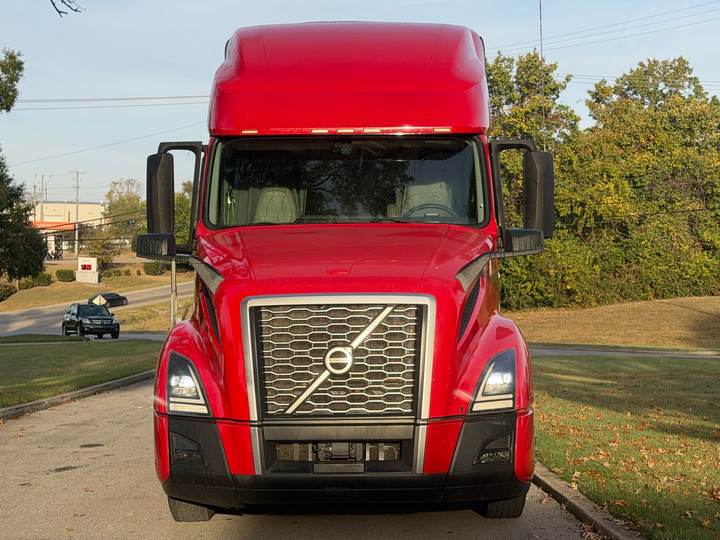 2022 Volvo VNL64T760 Sleeper, exterior photo 3