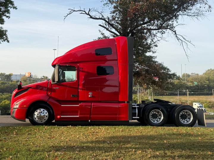 2022 Volvo VNL64T760 Sleeper, exterior photo 4