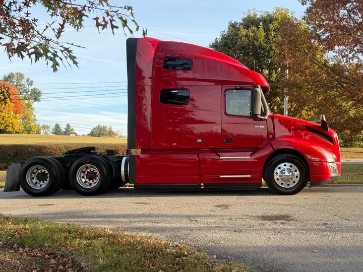 2022 Volvo VNL64T760 Sleeper, exterior photo 5