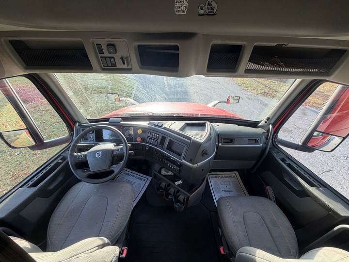 2022 Volvo VNL64T760 Sleeper, interior photo 6