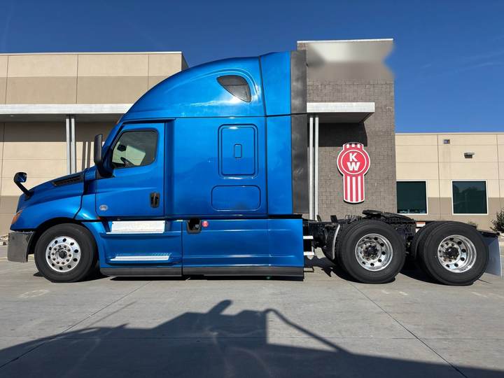 2023 Freightliner PT126064ST 72" Raised Roof Sleeper, exterior photo 4