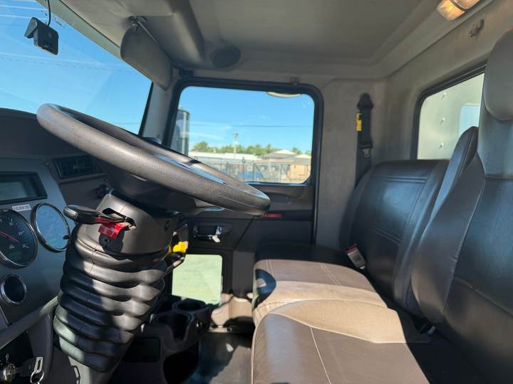 2023 Kenworth T270 Box Truck, interior photo 5
