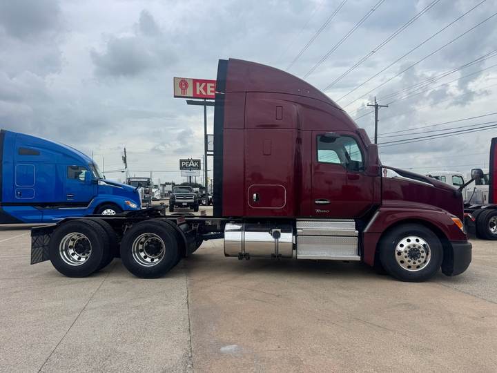 2023 Kenworth T680 52" Mid Roof Sleeper, exterior photo 4
