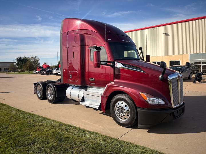 2023 Kenworth T680 52" Mid Roof Sleeper, exterior photo 1
