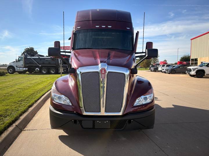 2023 Kenworth T680 52" Mid Roof Sleeper, exterior photo 2