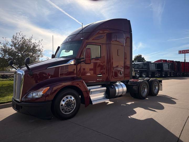 2023 Kenworth T680 52" Mid Roof Sleeper, exterior photo 3