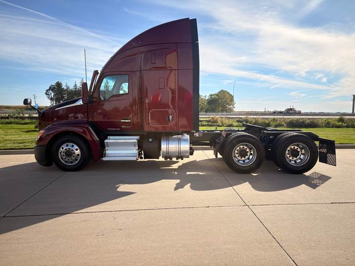 2023 Kenworth T680 52" Mid Roof Sleeper, exterior photo 4
